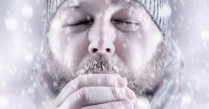 Jak pomóc osobie wychłodzonej?